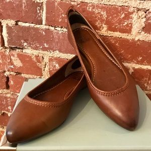 FRYE Regina Flats in Cognac